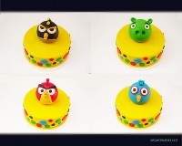 Marcipánový dort s modelovanými variantami Angry Birds.